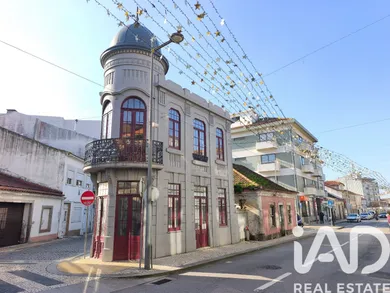 Casa com espaço comercial em Ovar