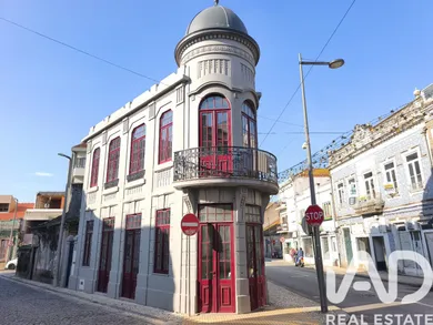 Casa com espaço comercial em Ovar