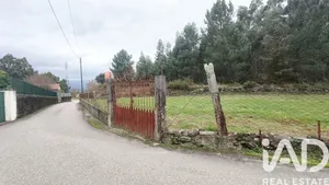 Terreno urbano em Cornes