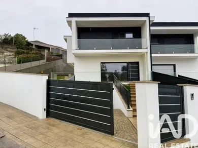 Moradia geminada em Recezinhos