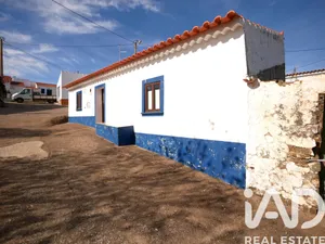 Single-storey house  in Roncão