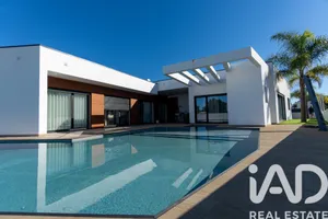 Single-storey house in Gâmbia-Pontes-Alto da Guerra