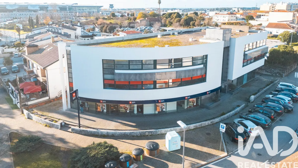 Prédio de 248 m² em Moreira