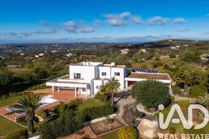 Detached house in Santa Bárbara de Nexe