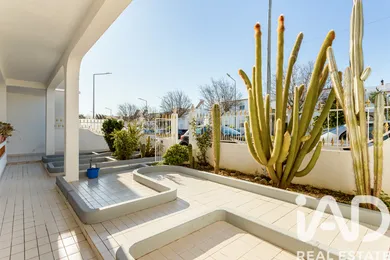 Moradia bi-familiar  em Ferreiras