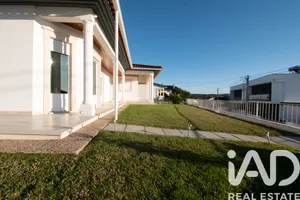 Moradia térrea  em Regueira de Pontes