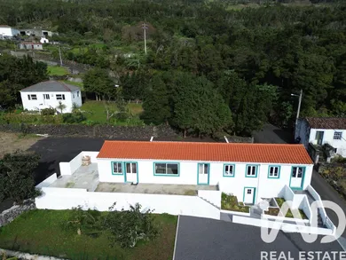 Detached house in Lajes do Pico
