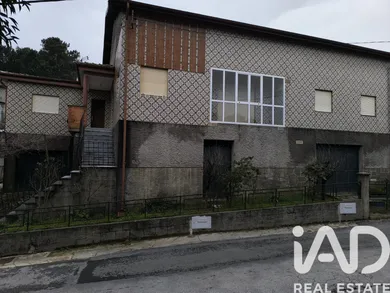 Moradia bi-familiar em Borba de Godim