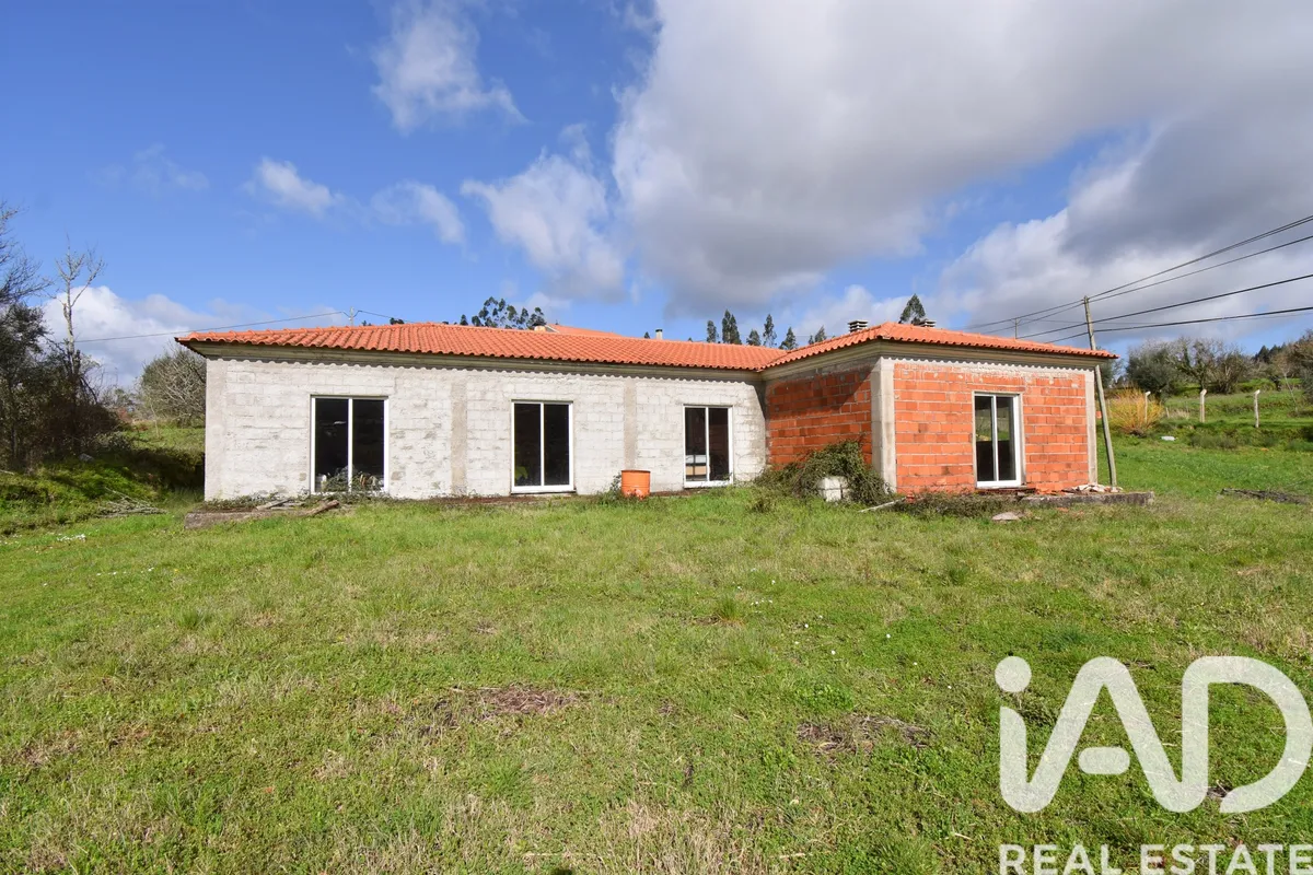Terreno urbano de 3250 m² em São Miguel, Santa Eufémia e Rabaçal