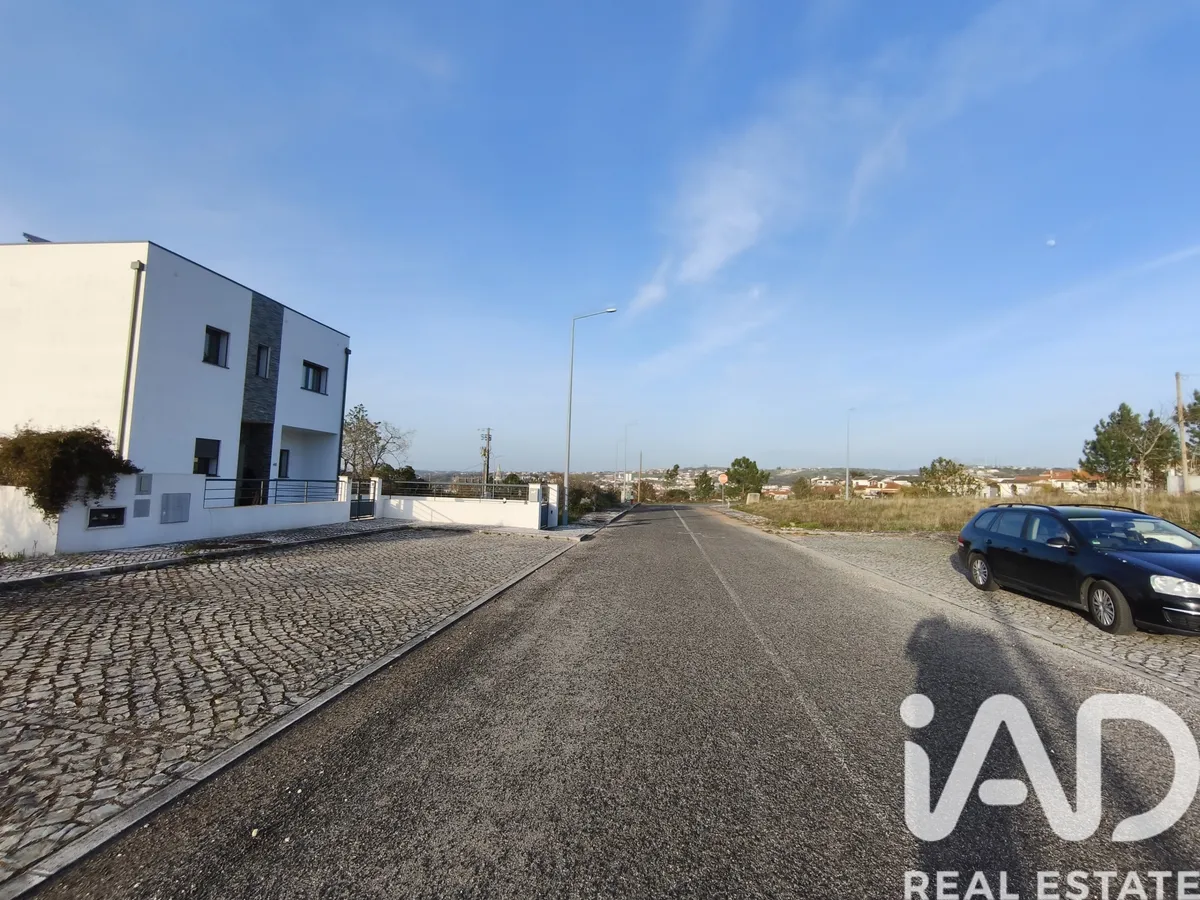 Urban Land Plot 692m² in Batalha | 1km from Historic Centre
