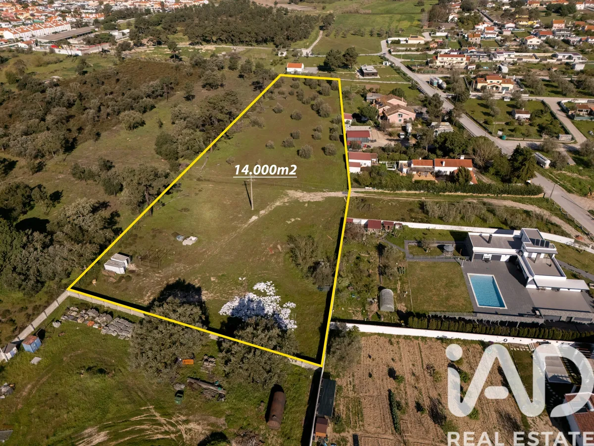 Terreno urbano de 13 913 m² em São Simão