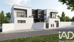 Moradia geminada  em Santa Catarina da Serra