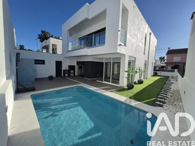 Detached house in Charneca de Caparica