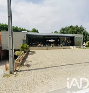 Casa com espaço comercial em Moimenta da Beira