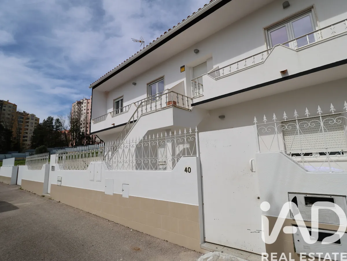 Moradia bi-familiar 6 quartos de 223 m² em Ramada