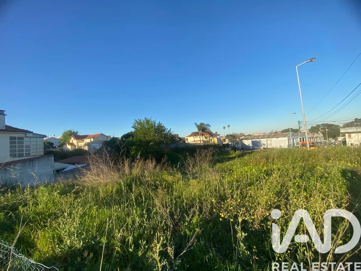 Terreno urbano de 332 m² em Charneca de Caparica