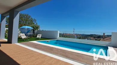 Pavillon à Sobral de Monte Agraço