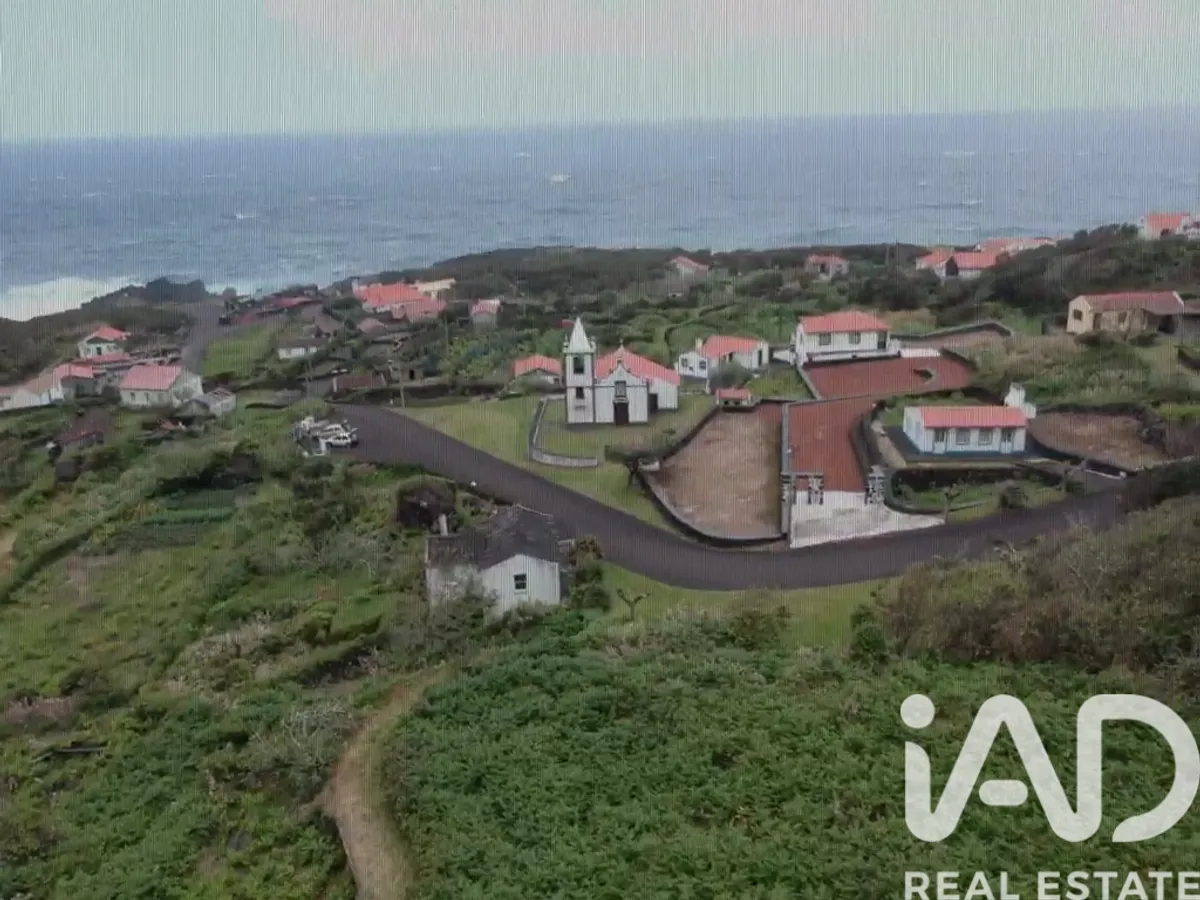 Prédio de 242 m² em Velas