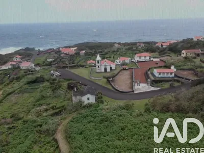 Fotografia 1 de Prédio de 242 m² em Velas
