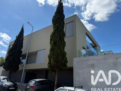 Moradia geminada em Penafiel
