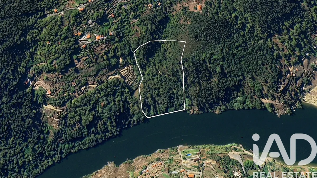 Terreno de 42 760 m² em Tarouquela