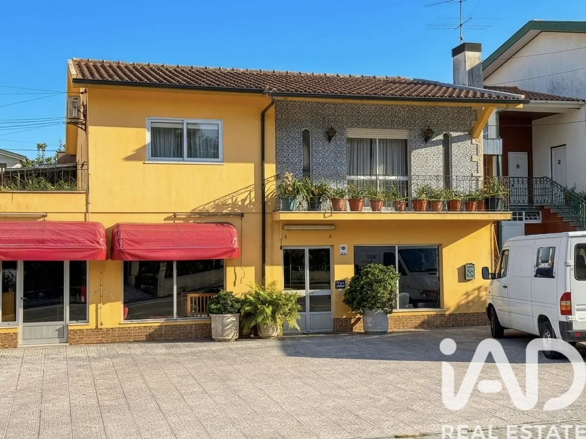 Casa com espaço comercial 3 quartos de 375 m² em Oiã