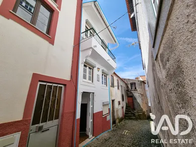 Moradia geminada em Folques