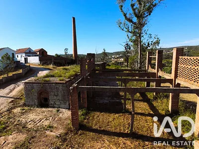 Fotografia 1 de Terreno urbano de 1800 m² em Colmeias