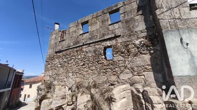 Moradia em gaveto em seixo da beira