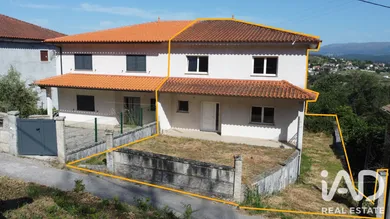 Moradia geminada em Mões