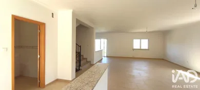 Moradia geminada em Mões