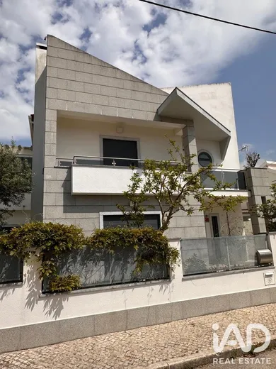 Moradia geminada em Charneca de Caparica