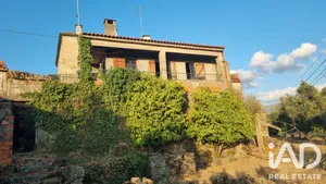 Moradia geminada em Vila Cortês da Serra
