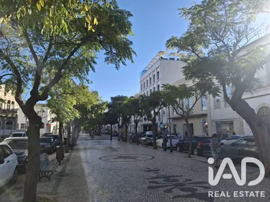Casa com espaço comercial em Pechão