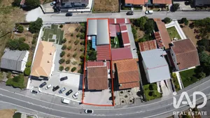 Casa com espaço comercial  em Oiã