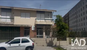 Casa com espaço comercial em Maia
