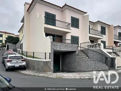 Moradia geminada em Câmara de Lobos
