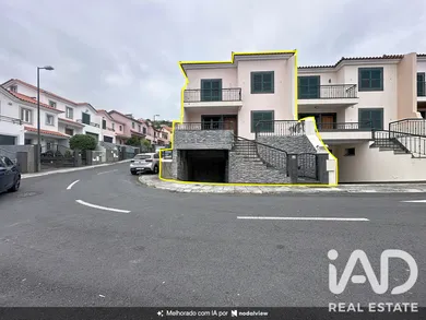 Moradia geminada em Câmara de Lobos