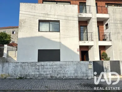 Moradia em gaveto em Riba de Ave