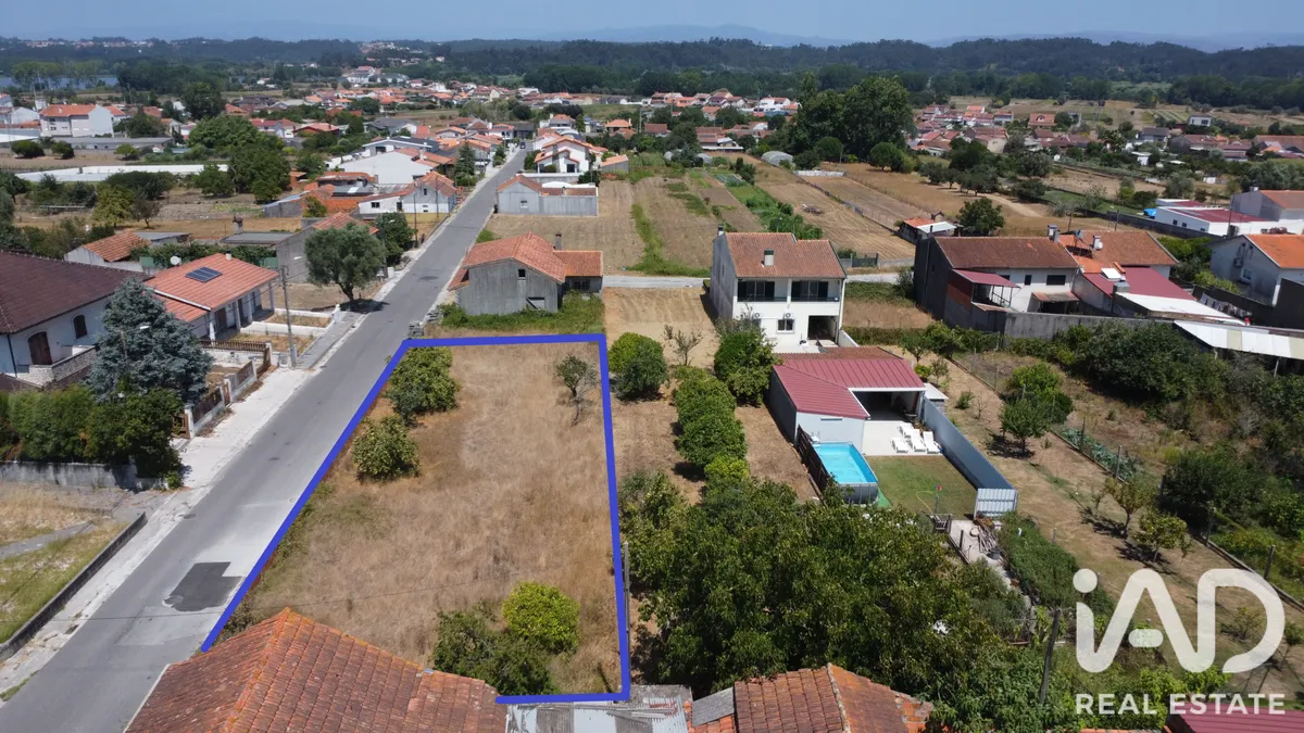 Terreno urbano de 683 m² em Fermentelos