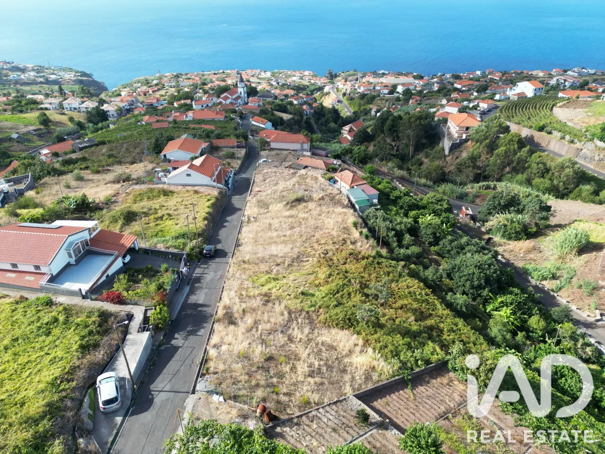 Terreno urbano de 1790 m² em Estreito da Calheta