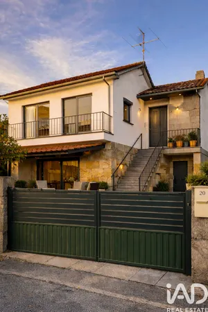 Casa  em Covas e Vila Nova de Oliveirinha