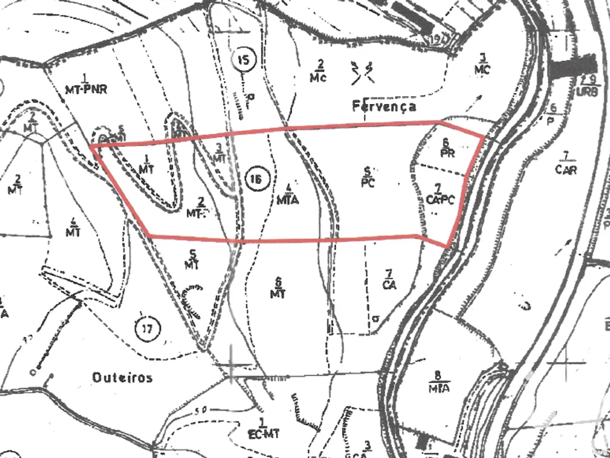 Terreno de 12 200 m² em Alcobaça e Vestiaria