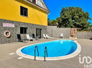 Prédio em Monte Redondo e Carreira