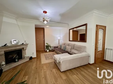 House  in Nogueira e silva escura