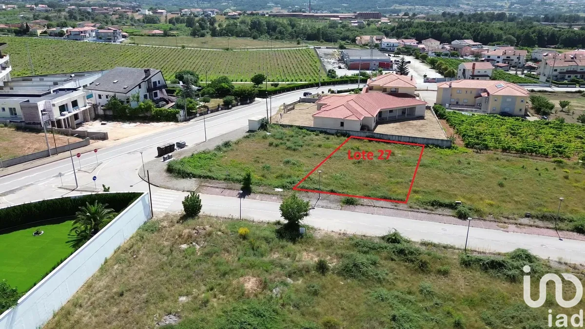 Terreno de 698 m² em Vilar de Nantes