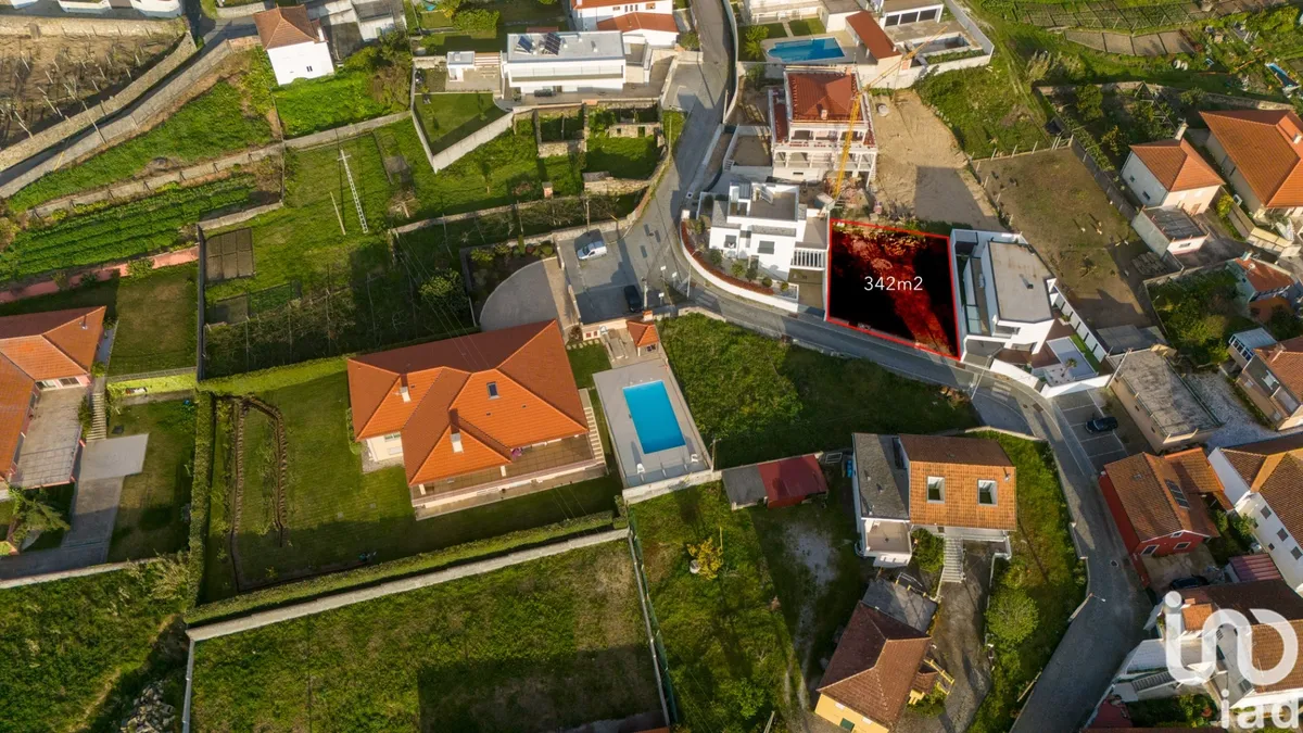 Terreno urbano de 345 m² em Castelo do Neiva