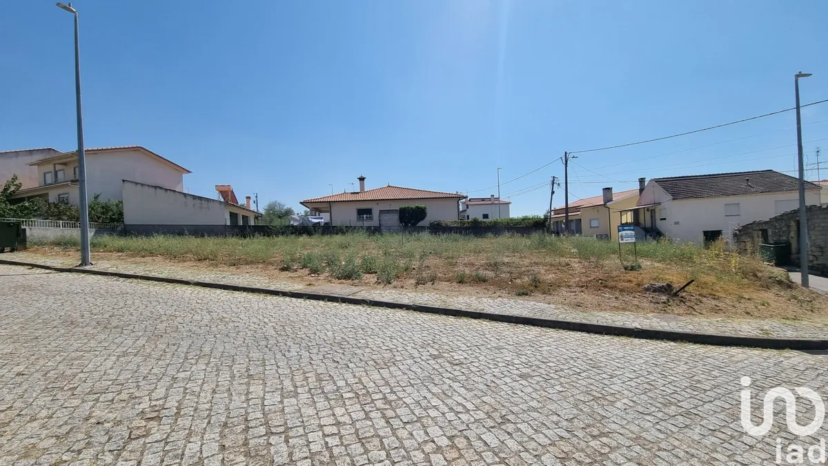 Terreno urbano de 594 m² em Casas do Soeiro