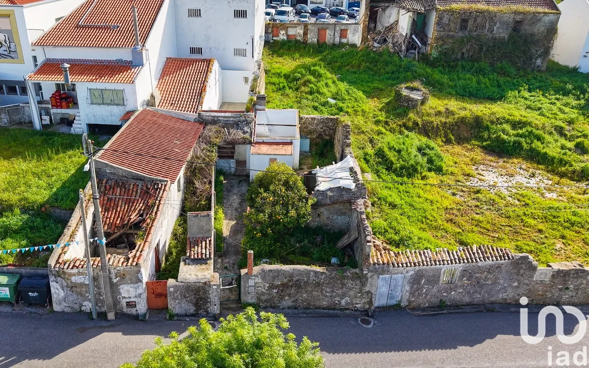 Terreno urbano de 301 m² em Azueira e Sobral da Abelheira