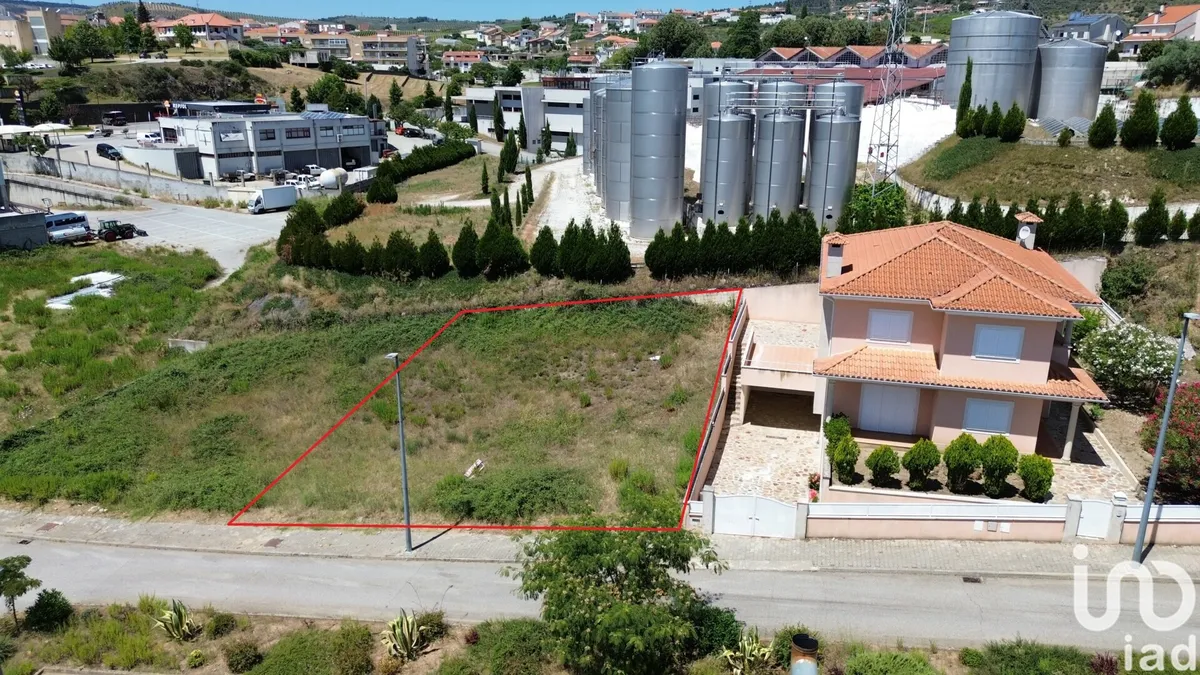 Terreno de 437 m² em Murça